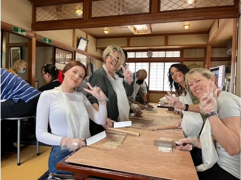【山梨・甲府】忍野八海蕎麦体験〜高菜先生の郷土料理体験教室〈富士家〉最大40名様まで対応可能！初心者・お子様大歓迎・ファミリーにおすすめの紹介画像