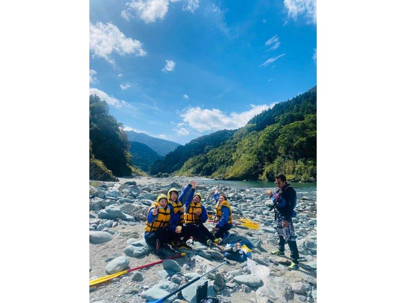【四国・吉野川】秋の観光！無料ホットドリンク付♪大歩危の激流を楽しもう！インスタ映えの半日ラフティングツアー ◆平日写真つき ◆の紹介画像