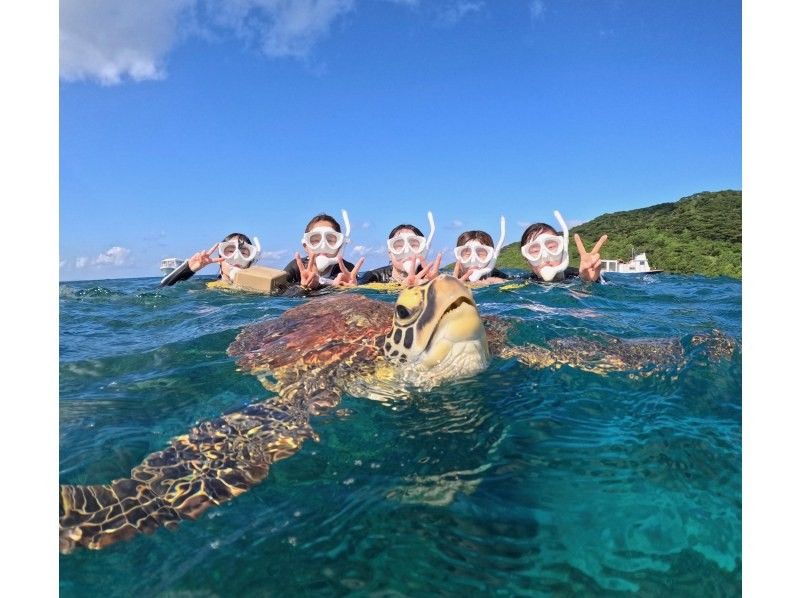 Same-day reservations accepted ★ Ages 0-85 [100% success rate of encountering sea turtles since opening] Snorkel tour to the mysterious island with a high chance of encountering sea turtles (photos and transportation included)の紹介画像