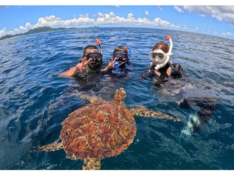 Same-day reservations accepted ★ Ages 0-85 [100% success rate of encountering sea turtles since opening] Snorkel tour to the mysterious island with a high chance of encountering sea turtles (photos and transportation included)の紹介画像