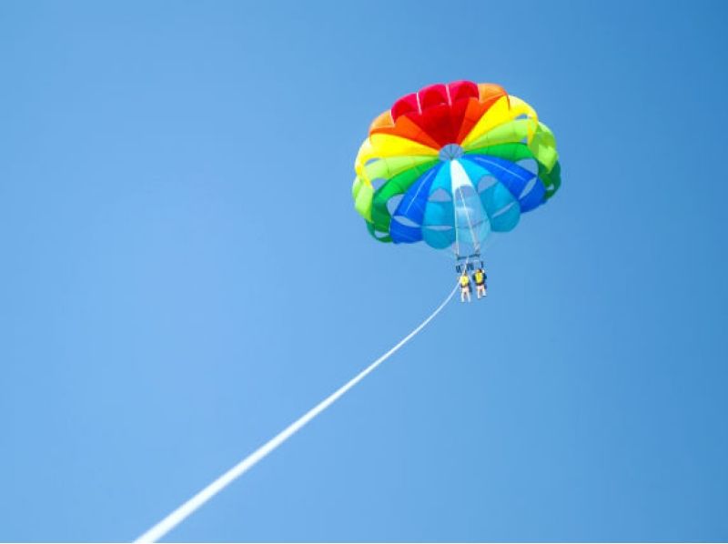 【 โอกินาว่า ใต้·อิโตมิ】เดินทะลุท้องฟ้าสีฟ้าของ โอกินาว่า อากาศ! ประสบการณ์การเล่น พาราเซลลิ่ง(Parasailing)の紹介画像