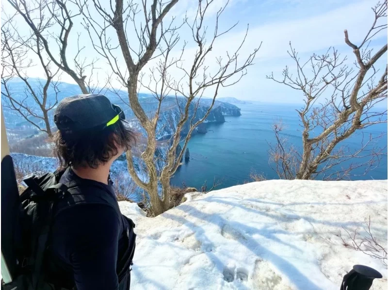 【北海道・余市駅発着】余市シリパ山スノーシュートレッキング｜絶景の積丹ブルーを楽しむ冬のアクティビティの紹介画像