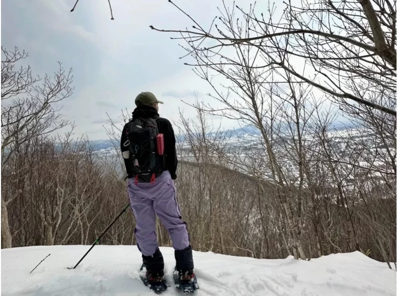 【北海道・余市駅発着】余市シリパ山スノーシュートレッキング｜絶景の積丹ブルーを楽しむ冬のアクティビティの紹介画像