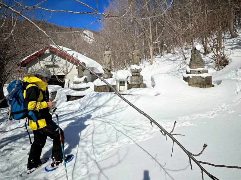 【北海道・余市駅発着】余市シリパ山スノーシュートレッキング｜絶景の積丹ブルーを楽しむ冬のアクティビティの紹介画像