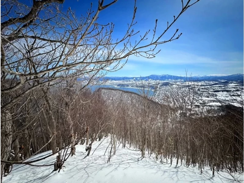 [Hokkaido, Yoichi, Snowshoeing] A spectacular winter course with ocean views. A winter activity to enjoy the Shakotan Blue and deep snow forests! Pick-up service available from JR Yoichi Station!の紹介画像