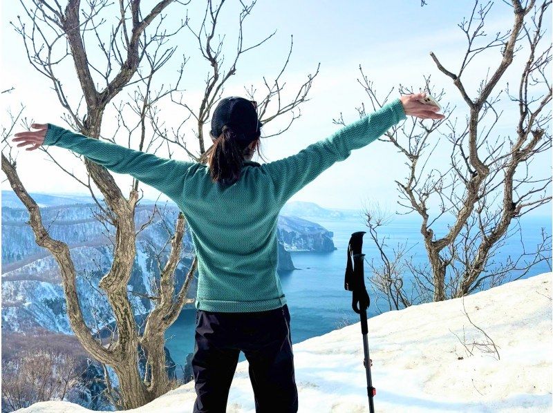 [Hokkaido, Yoichi, Snowshoeing] A spectacular winter course with ocean views. A winter activity to enjoy the Shakotan Blue and deep snow forests! Pick-up service available from JR Yoichi Station!の紹介画像
