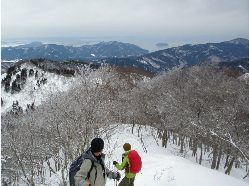 [Takashima/Kutsuki] Hebiyagamine Snow Hike Tour "Trekking with fantastic snow scenery and spectacular views of Lake Biwa!"の紹介画像
