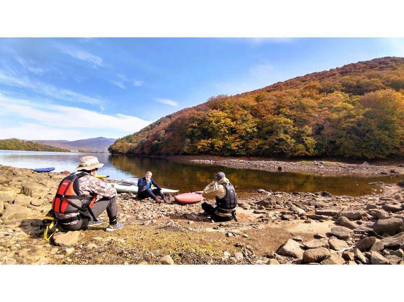【福島・裏磐梯・平日限定】紅葉の名所・桧原湖で紅葉狩りカヤック～無人島カフェプラン～の紹介画像