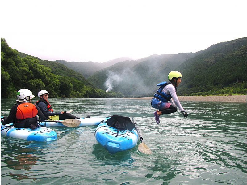 【高知・四万十】〈4月～11月開催〉雄大な自然と四万十川を満喫！半日コース（3.5km  川下りつき）の紹介画像