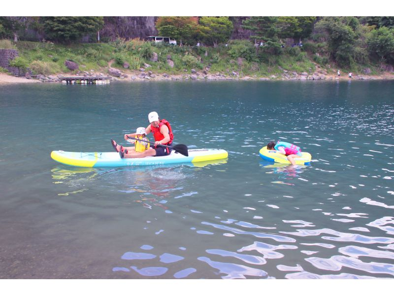 [Yamanashi, Lake Saiko (inside the National Park)] Enjoy a SUP experience with your children and pets! There is also an optional swim ring that allows you to look underwater, which children will love.の紹介画像