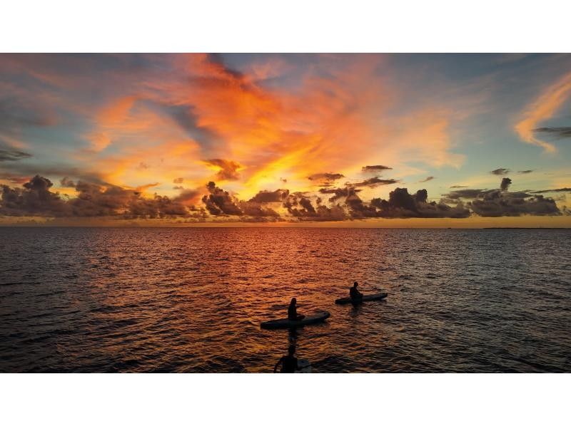 【宮古島・サンセットSUP】 夕焼けの魔法に包まれる海上体験! 写真データ無料!ドローン撮影可/3歳から参加OK!の紹介画像