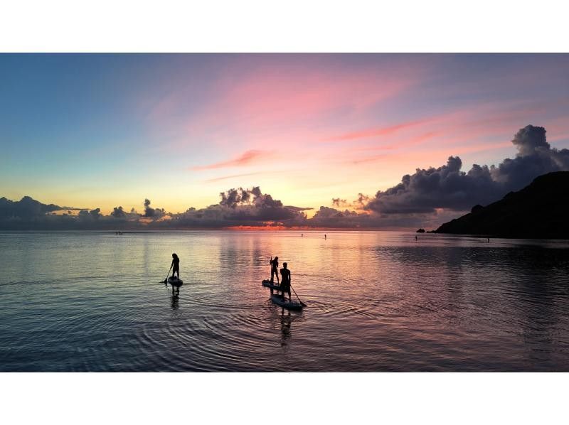 【宮古島／送迎可能】当日予約OK！夕焼けの魔法に包まれるサンセットSUP体験！ ドローン写真データ無料！／3歳から参加OK！の紹介画像