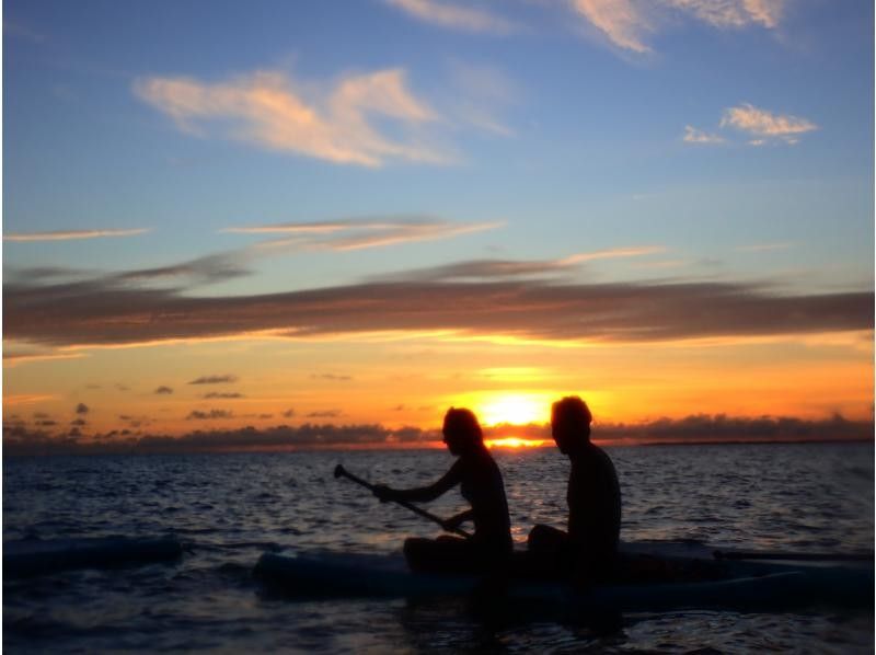 【宮古島・サンセットSUP】 夕焼けの魔法に包まれる海上体験! 写真データ無料!ドローン撮影可/3歳から参加OK!の紹介画像