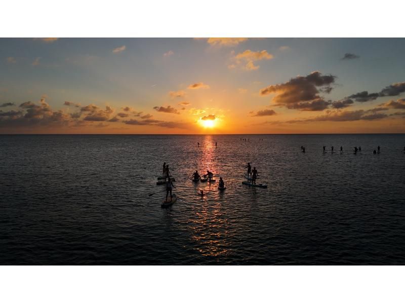 【宮古島・サンセットSUP】 夕焼けの魔法に包まれる海上体験！ 写真データ無料！ドローン撮影可／3歳から参加OK！の紹介画像