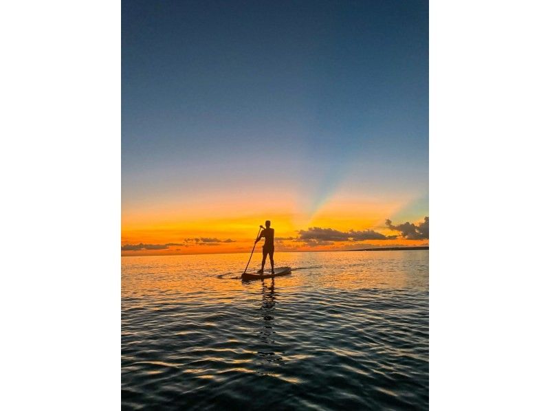 【宮古島／送迎可能】当日予約OK！夕焼けの魔法に包まれるサンセットSUP体験！ ドローン写真データ無料！／3歳から参加OK！の紹介画像