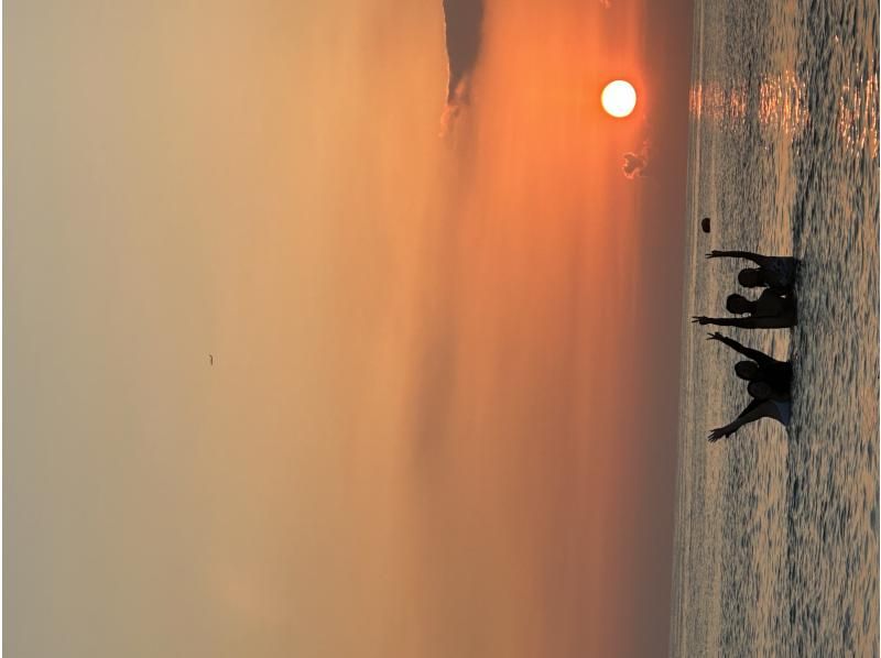 【宮古島／送迎可能】当日予約OK！夕焼けの魔法に包まれるサンセットSUP体験！ ドローン写真データ無料！／3歳から参加OK！の紹介画像