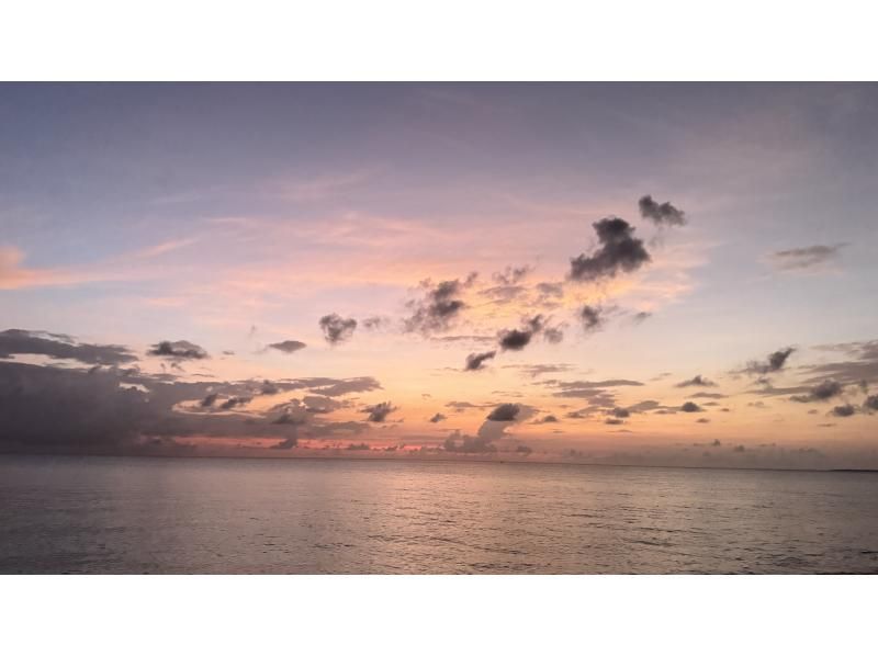 【宮古島・サンセットSUP】 夕焼けの魔法に包まれる海上体験！ 写真データ無料！ドローン撮影可／3歳から参加OK！の紹介画像