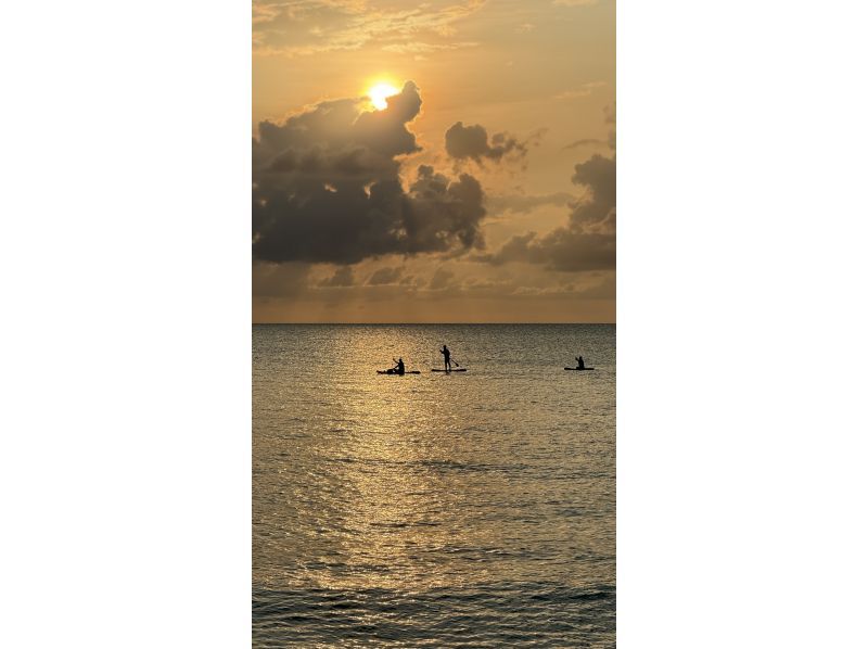 【宮古島・サンセットSUP】 夕焼けの魔法に包まれる海上体験! 写真データ無料!ドローン撮影可/3歳から参加OK!の紹介画像