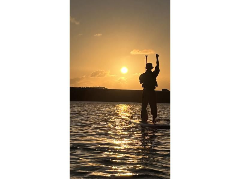 【宮古島・サンセットSUP】 夕焼けの魔法に包まれる海上体験！ 写真データ無料！ドローン撮影可／3歳から参加OK！の紹介画像