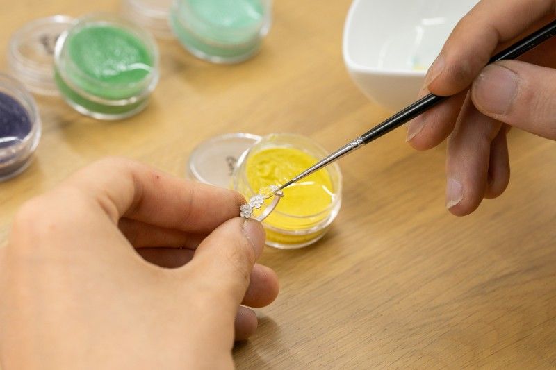 東京の事業者「AIGIS東京・表参道店」が実施するアクセサリー作り体験の様子