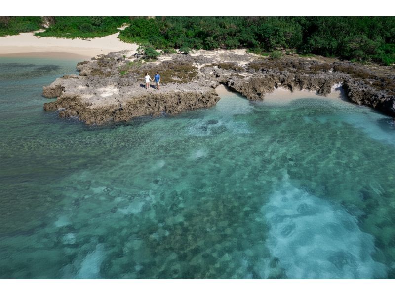 [Okinawa, Miyakojima] Miyakojima Drive Photoshoot for Two - Transportation Included! Lunch Included! Drone Aerial Photography Included! Same-day delivery so you can share your memories from your trip!の紹介画像
