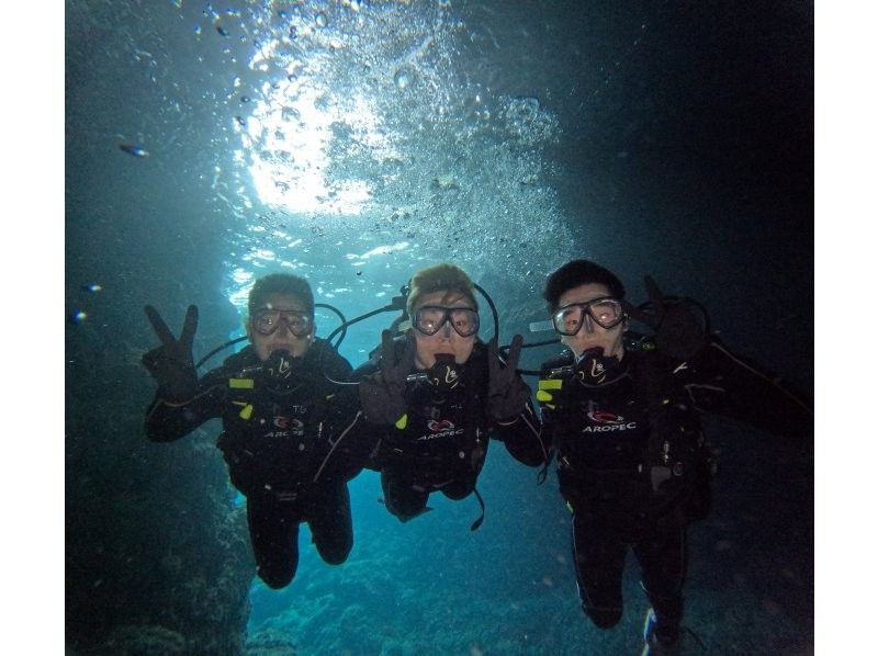 【恩納村】★☆初心者大歓迎☆★12〜45歳限定！追加料金一切なしのダイビング体験プラン！撮影・餌やり・シャワー・ドライヤー全てコミコミ！！の紹介画像