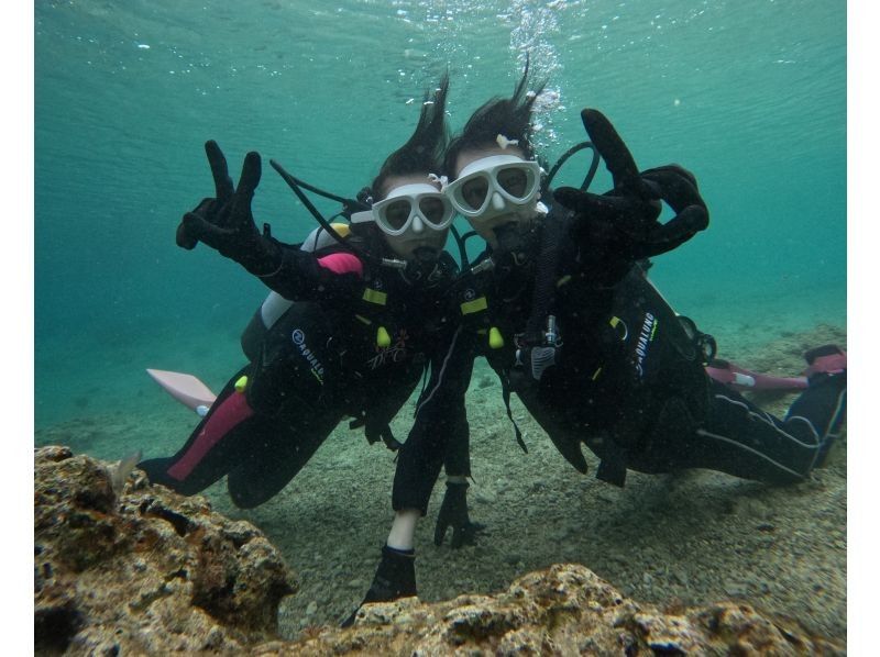 【恩納村】★☆初心者大歓迎☆★12〜45歳限定！追加料金一切なしのダイビング体験プラン！撮影・餌やり・シャワー・ドライヤー全てコミコミ！！の紹介画像