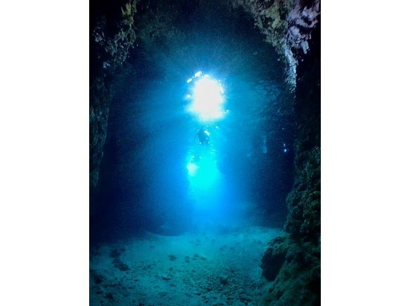 [Okinawa, Onna Village / Blue Cave] ★ Private Beach Diving ★ Free GoPro photos and videos immediately transferred to your smartphone ★ Tropical fish feeding experience ★ Beginners welcome, even those who can't swim are welcome ★の紹介画像