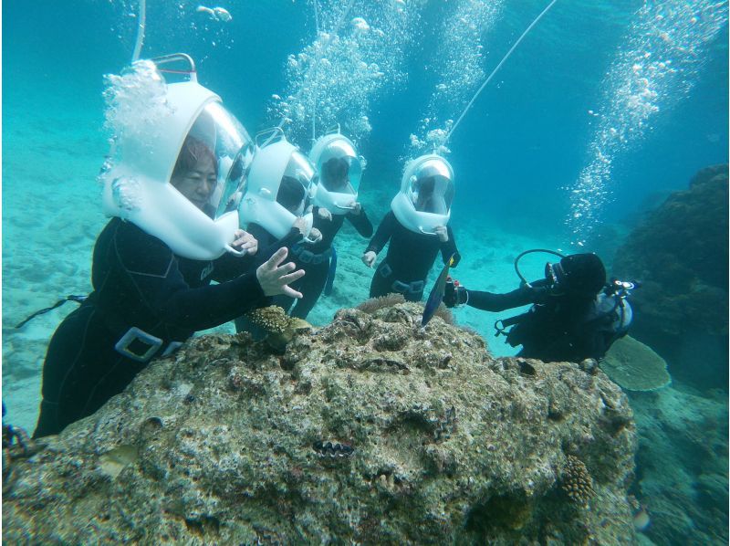 【沖縄 恩納村】水中散歩ボートシーウォーク&マリンスポーツ2種セット Goproカメラ・タオルレンタル付の紹介画像