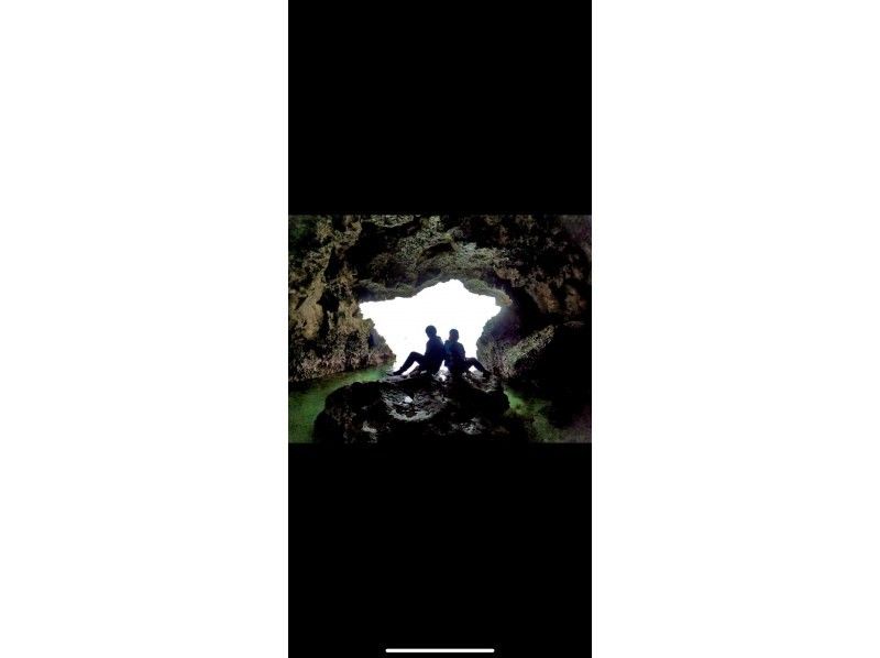沖縄現地ガイドがご案内‼️貸切【青の洞窟シュノーケル】タオルサンダル餌あげGoPro写真動画無料⭐️データはすぐスマホへ❤️思い出バッチリの紹介画像