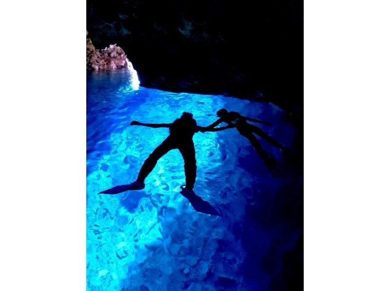 沖縄現地ガイドがご案内‼️貸切【青の洞窟シュノーケル】タオルサンダル餌あげGoPro写真動画無料⭐️データはすぐスマホへ❤️思い出バッチリの紹介画像