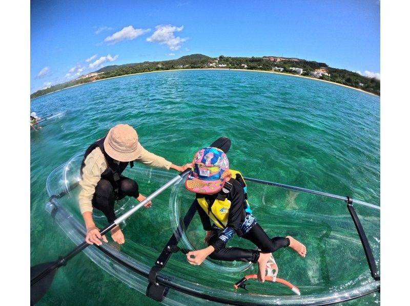 【沖縄／恩納村／クリアカヤック】お子様連れ・ご家族で♪透明のカヤックで沖縄の美しい海を満喫♪カメラ撮影付き♪安心の少人数制♪当日予約OK♪の紹介画像