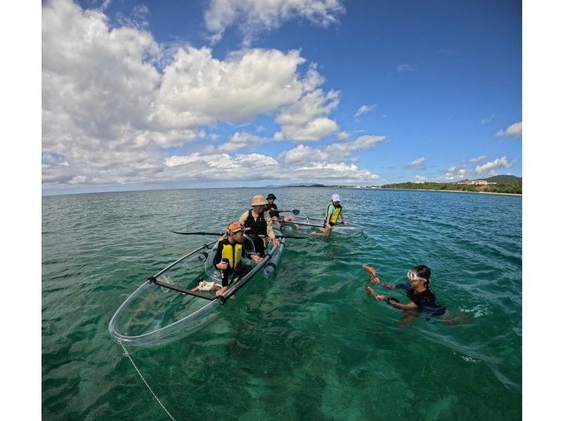 【沖縄／恩納村／クリアカヤック】お子様連れ・ご家族で♪透明のカヤックで沖縄の美しい海を満喫♪カメラ撮影付き♪安心の少人数制♪当日予約OK♪の紹介画像