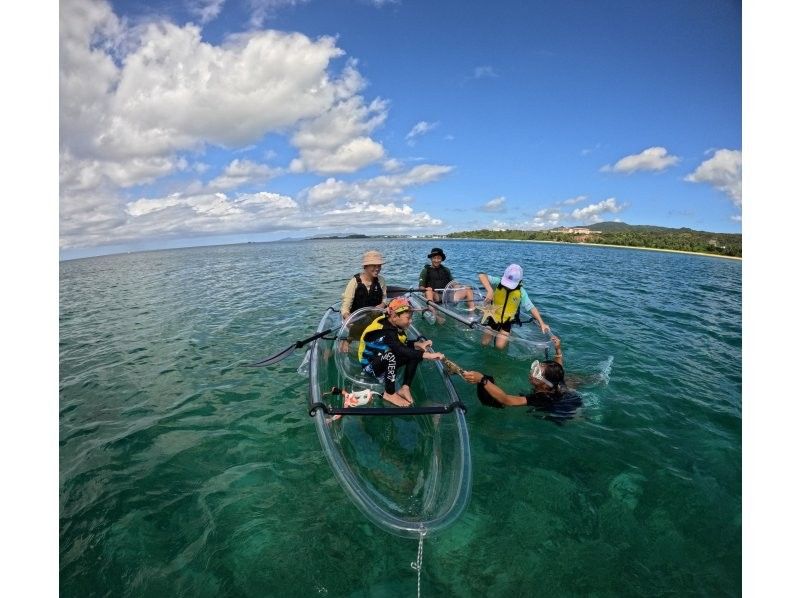 【沖縄／恩納村／クリアカヤック】お子様連れ・ご家族で♪透明のカヤックで沖縄の美しい海を満喫♪カメラ撮影付き♪安心の少人数制♪当日予約OK♪の紹介画像
