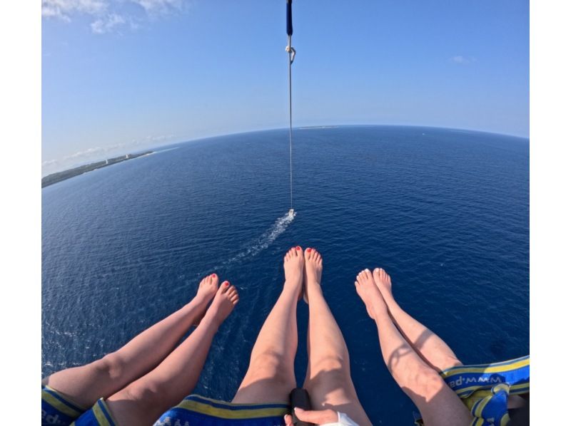 沖縄・水納島【Bプラン◆パラセーリング＆日帰り海水浴】水納島往復乗船券＆ランチ＆パラソル1本＆写真無料ダウンロード付き！！の紹介画像