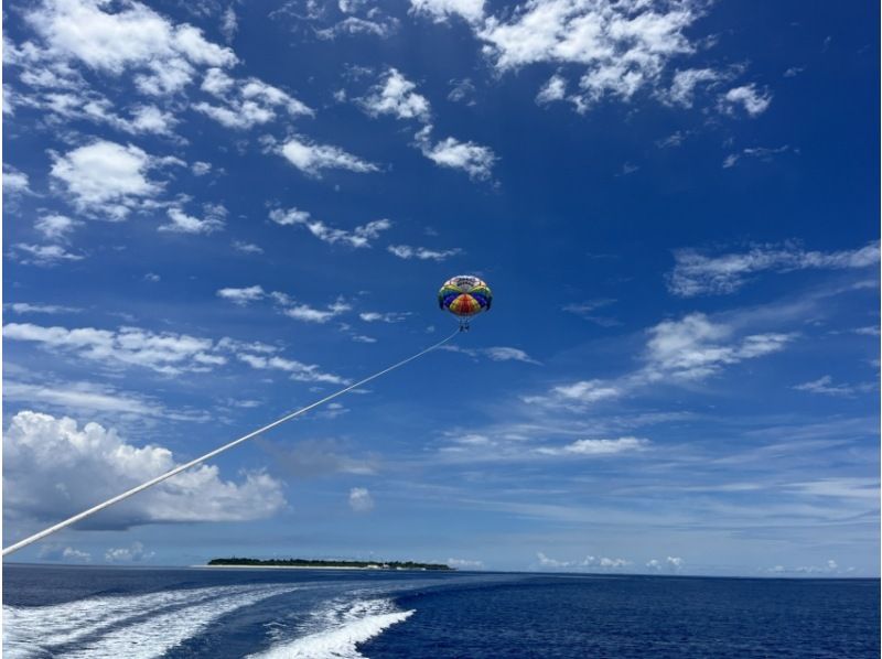 沖縄・水納島【Bプラン◆パラセーリング＆日帰り海水浴】水納島往復乗船券＆ランチ＆パラソル1本＆写真無料ダウンロード付き！！の紹介画像