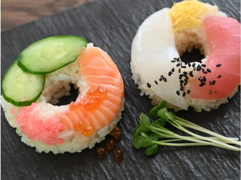 職人が教える欲張り３種類の寿司体験コースと、職人の日本刀による太巻き実演ショー（３種盛りアペタイザー・日本茶＆お水/無料）16:30スタートの紹介画像