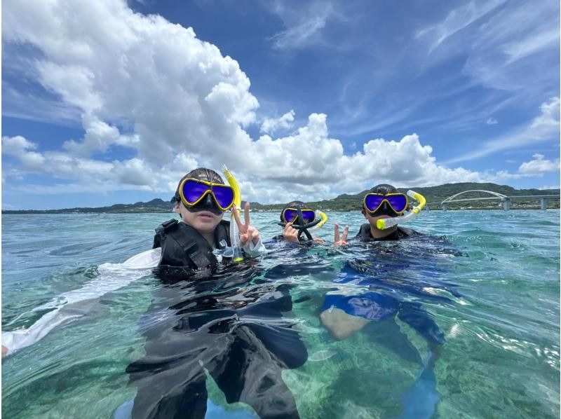 [Northern Okinawa - Motobu - Sesoko Island - Minna Island - Remote Island Snorkeling] The clearest waters in the prefecture! A small-group tour perfect for beginners and those who can't swim!の紹介画像