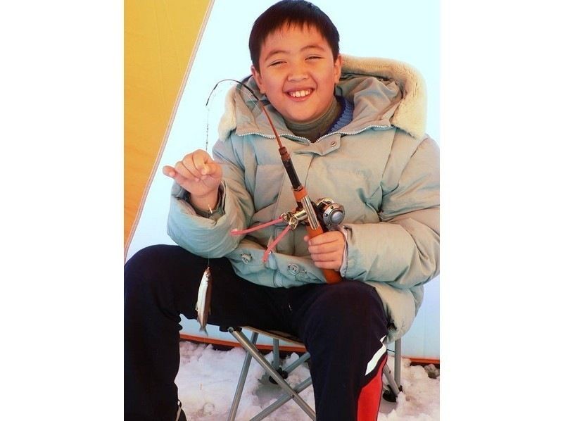 [Hokkaido, Tokachi] Morning session: Experience smelt fishing on the ice of Lake Sahoro! Guided tour available, even for beginners!の紹介画像