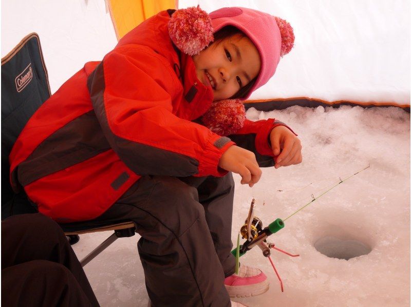 [Hokkaido, Tokachi] Morning session: Experience smelt fishing on the ice of Lake Sahoro! Guided tour available, even for beginners!の紹介画像