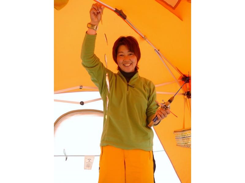 [Hokkaido, Tokachi] Morning session: Experience smelt fishing on the ice of Lake Sahoro! Guided tour available, even for beginners!の紹介画像
