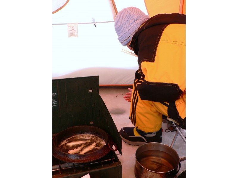 [Hokkaido, Tokachi] Morning session: Experience smelt fishing on the ice of Lake Sahoro! Guided tour available, even for beginners!の紹介画像