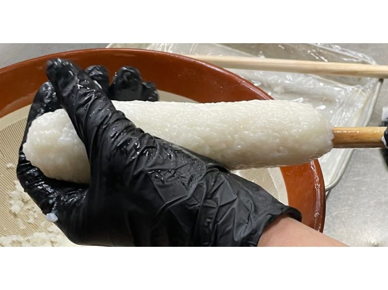 [秋田/汤泽]体验在开放式壁炉上制作烤米棒和享用特别的香鱼汤火锅午餐 - 在传统的日本家庭中享用冬季盛宴，还可以在雪地里玩耍！の紹介画像