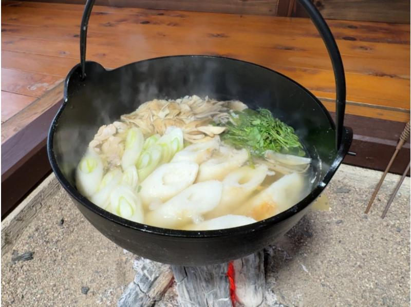 プレオープン記念価格！ 【秋田・湯沢】囲炉裏で「きりたんぽ」手作り体験 &times; 鮎出汁鍋ランチ＋お持ち帰りきりたんぽ付の紹介画像