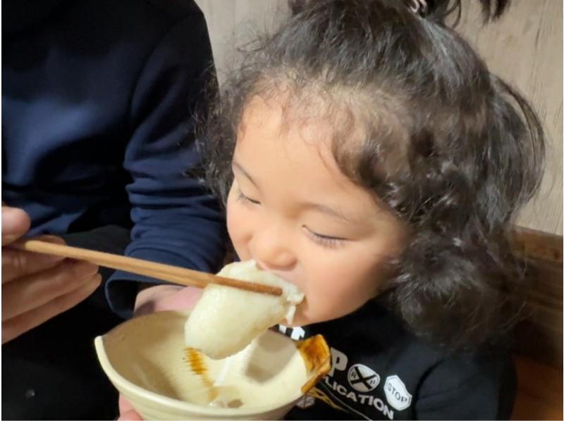 プレオープン記念価格！ 【秋田・湯沢】囲炉裏で「きりたんぽ」手作り体験 &times; 鮎出汁鍋ランチ＋お持ち帰りきりたんぽ付の紹介画像