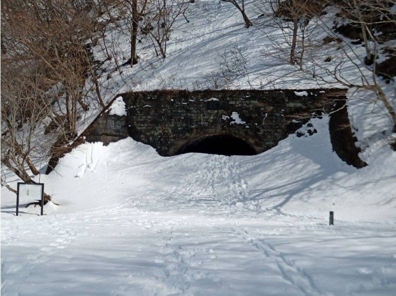 【福島・飯坂温泉】廃トンネルへ氷のタケノコを見に行くスノーハイクの紹介画像