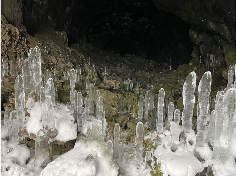 【福島・飯坂温泉】廃トンネルへ氷のタケノコを見に行くスノーハイクの紹介画像