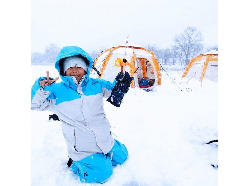 [Hokkaido, Sapporo] (Sapporo Ice Fishing Tour) ~ Sapporo Smelt Fishing Tour Create a happy time in Hokkaido with your family and friends.の紹介画像