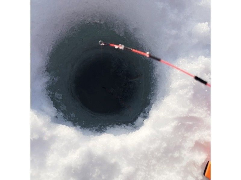 [Hokkaido, Sapporo] (Sapporo Ice Fishing Tour) ~ Sapporo Smelt Fishing Tour Create a happy time in Hokkaido with your family and friends.の紹介画像