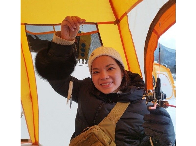 [Hokkaido, Sapporo] (Sapporo Ice Fishing Tour) ~ Sapporo Smelt Fishing Tour Create a happy time in Hokkaido with your family and friends.の紹介画像